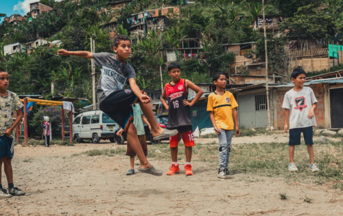 enfant joue football